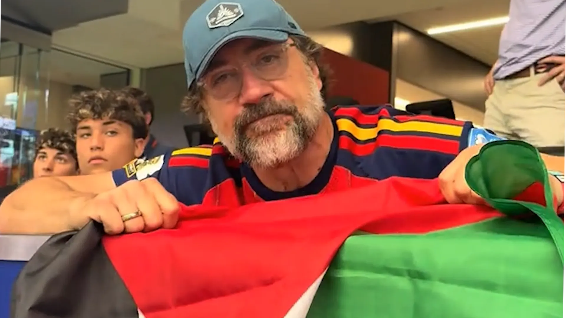 Španielsky oscarový herec vztýči vlajku Palestíny na zápase majstrovstiev sveta | Newsfeed