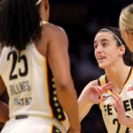 Caitlin Clark z Indiana Fever sa počas druhej štvrtiny rozpráva so spoluhráčmi.