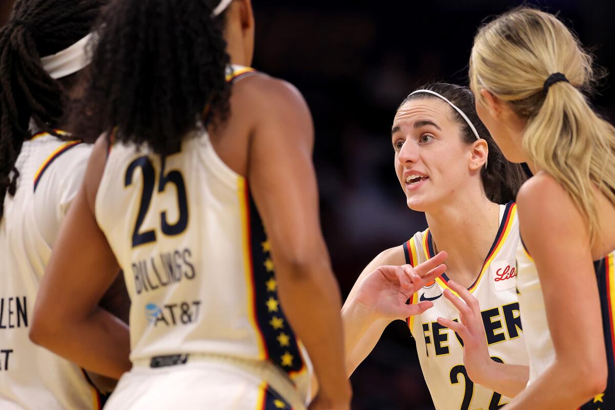 Caitlin Clark z Indiana Fever sa počas druhej štvrtiny rozpráva so spoluhráčmi.