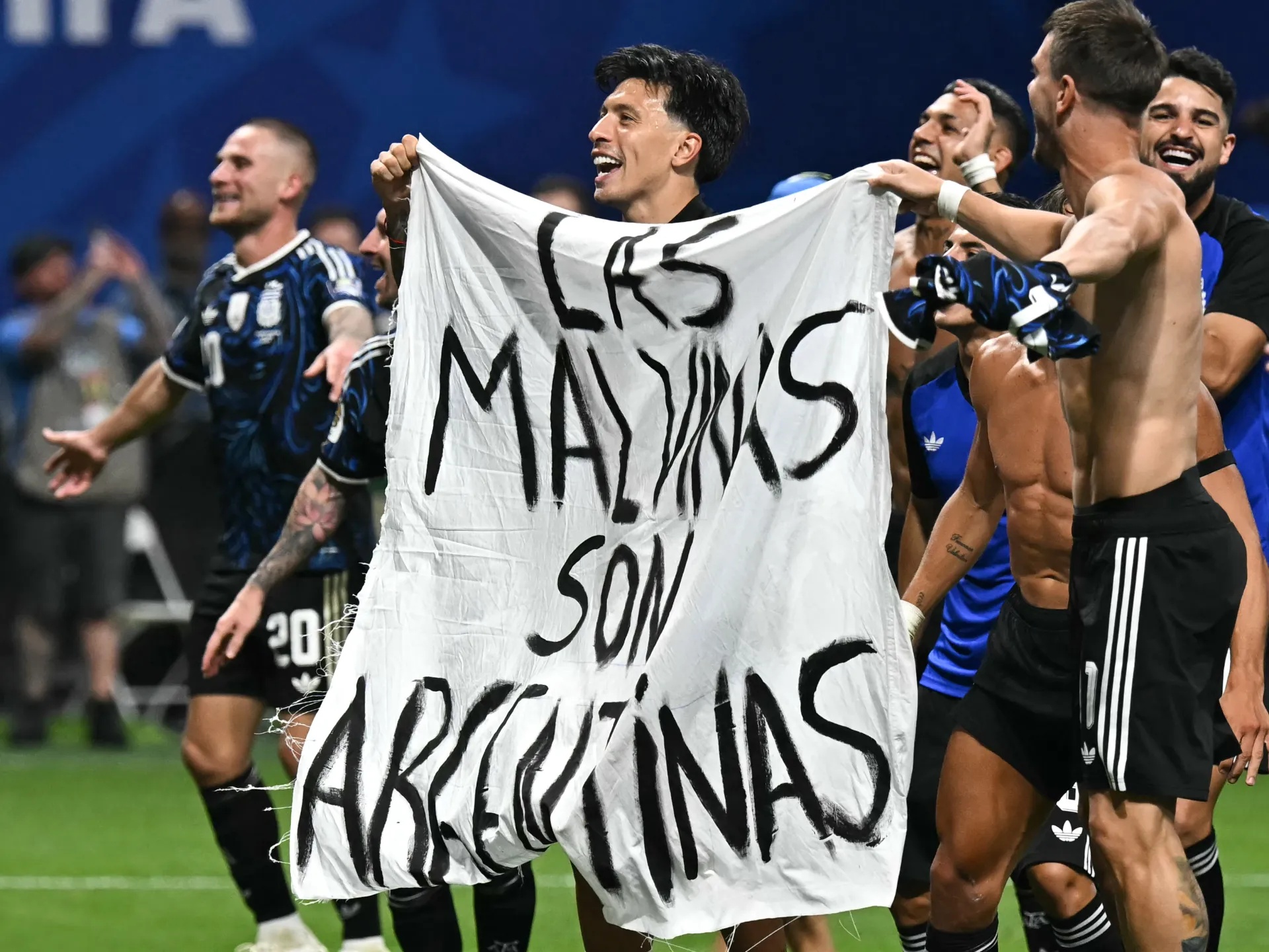Spojené kráľovstvo nalieha na FIFA, aby vyšetrila Argentínu v súvislosti s transparentom majstrovstiev sveta vo Falklandoch | Správy o majstrovstvách sveta 2026