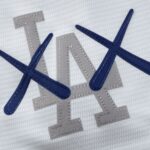 Detail loga Dodgers z kolekcie KAWS x MLB