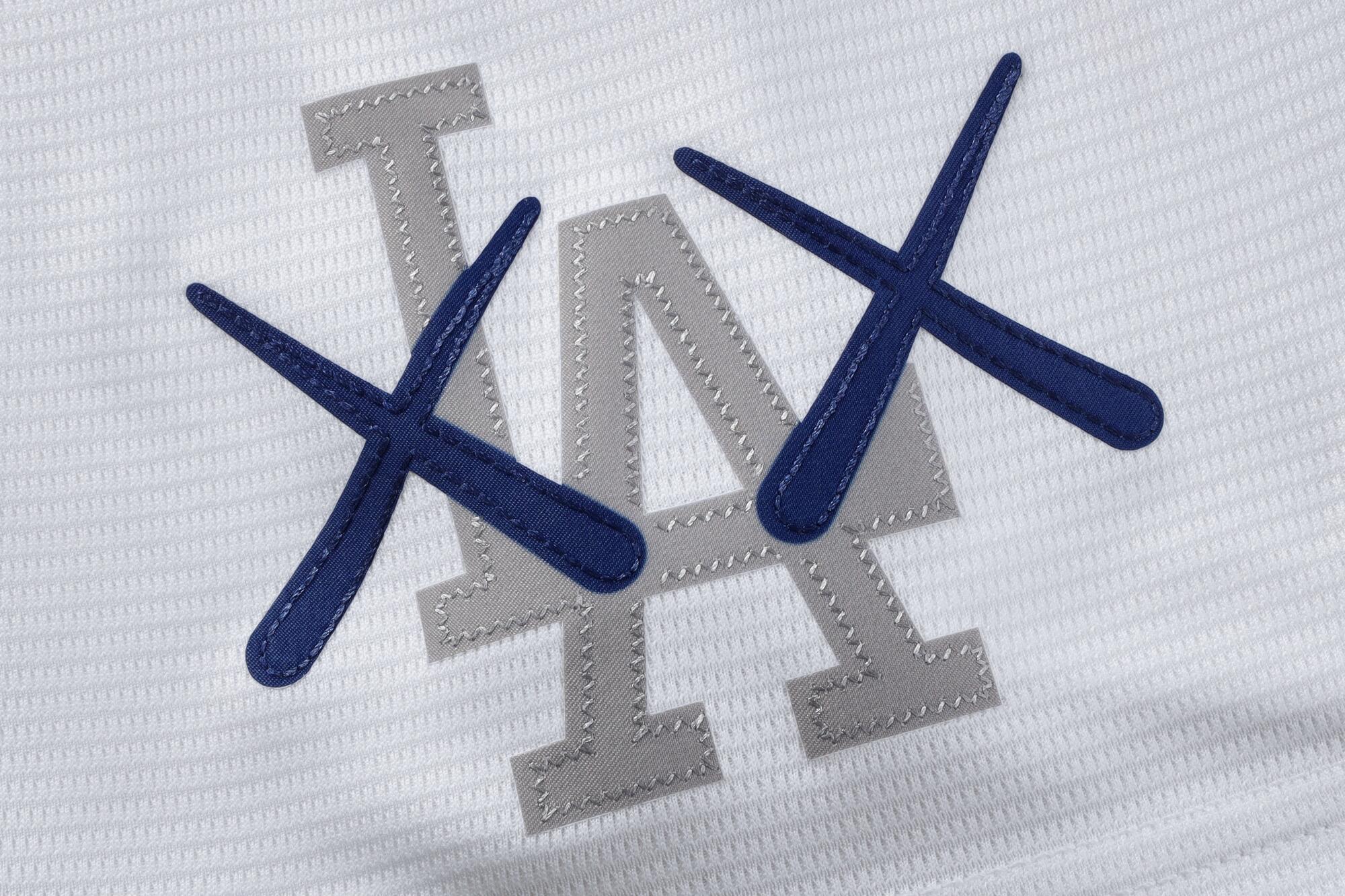 Detail loga Dodgers z kolekcie KAWS x MLB