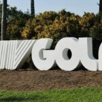 6. apríla 2024; Miami, Florida, USA; Logo LIV Golf je vystavené pozdĺž 10. jamky počas druhého kola golfového turnaja LIV Golf Miami v Trump National Doral. Povinný kredit: Reinhold Matay-Imagn Images