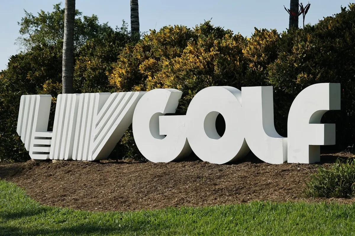 6. apríla 2024; Miami, Florida, USA; Logo LIV Golf je vystavené pozdĺž 10. jamky počas druhého kola golfového turnaja LIV Golf Miami v Trump National Doral. Povinný kredit: Reinhold Matay-Imagn Images
