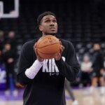 28. februára 2026; Salt Lake City, Utah, USA; Útočník New Orleans Pelicans Kevon Looney (55) sa rozcvičuje pred zápasom proti Utah Jazz v Delta Center. Povinný kredit: Chris Nicoll-Imagn Images