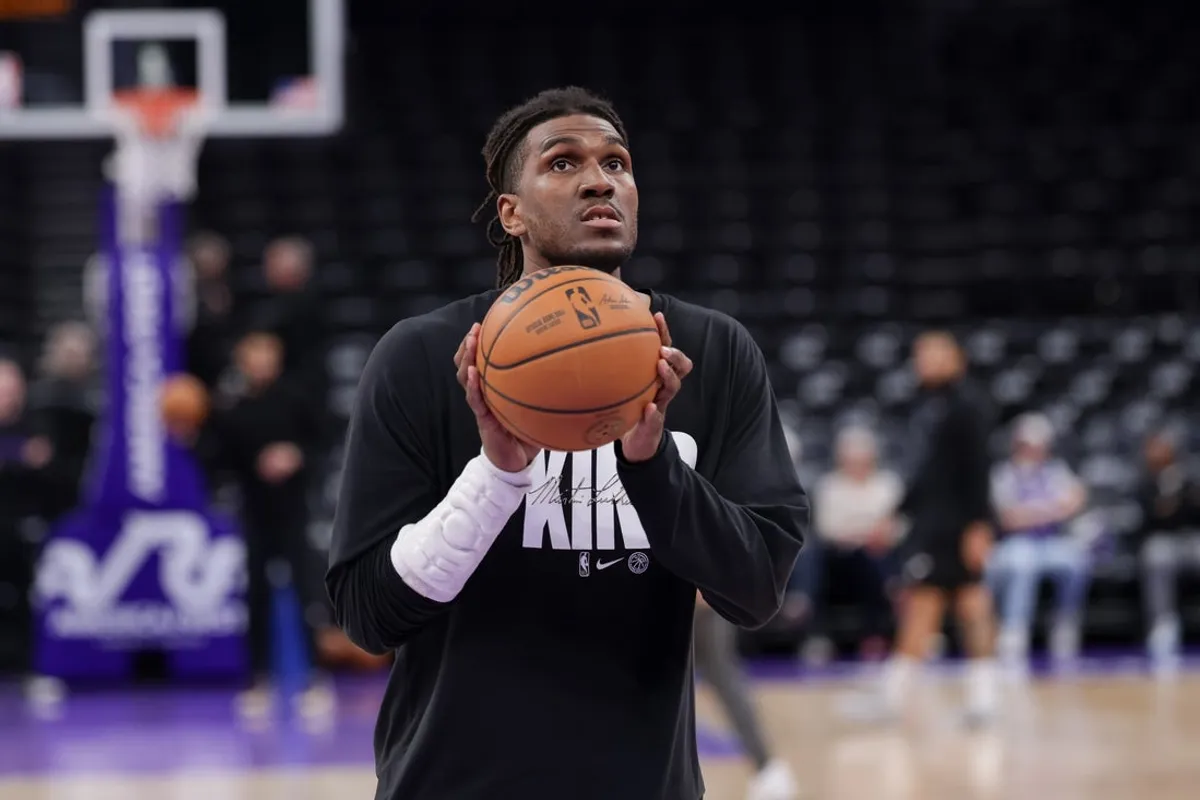 28. februára 2026; Salt Lake City, Utah, USA; Útočník New Orleans Pelicans Kevon Looney (55) sa rozcvičuje pred zápasom proti Utah Jazz v Delta Center. Povinný kredit: Chris Nicoll-Imagn Images