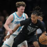 31. marca 2026; Brooklyn, New York, USA; Útočník Brooklyn Nets Ziaire Williams (1) kontroluje loptu proti brankárovi Charlotte Hornets Konovi Knueppelovi (7) počas tretej štvrtiny v Barclays Center. Povinný kredit: Brad Penner-Imagn Images