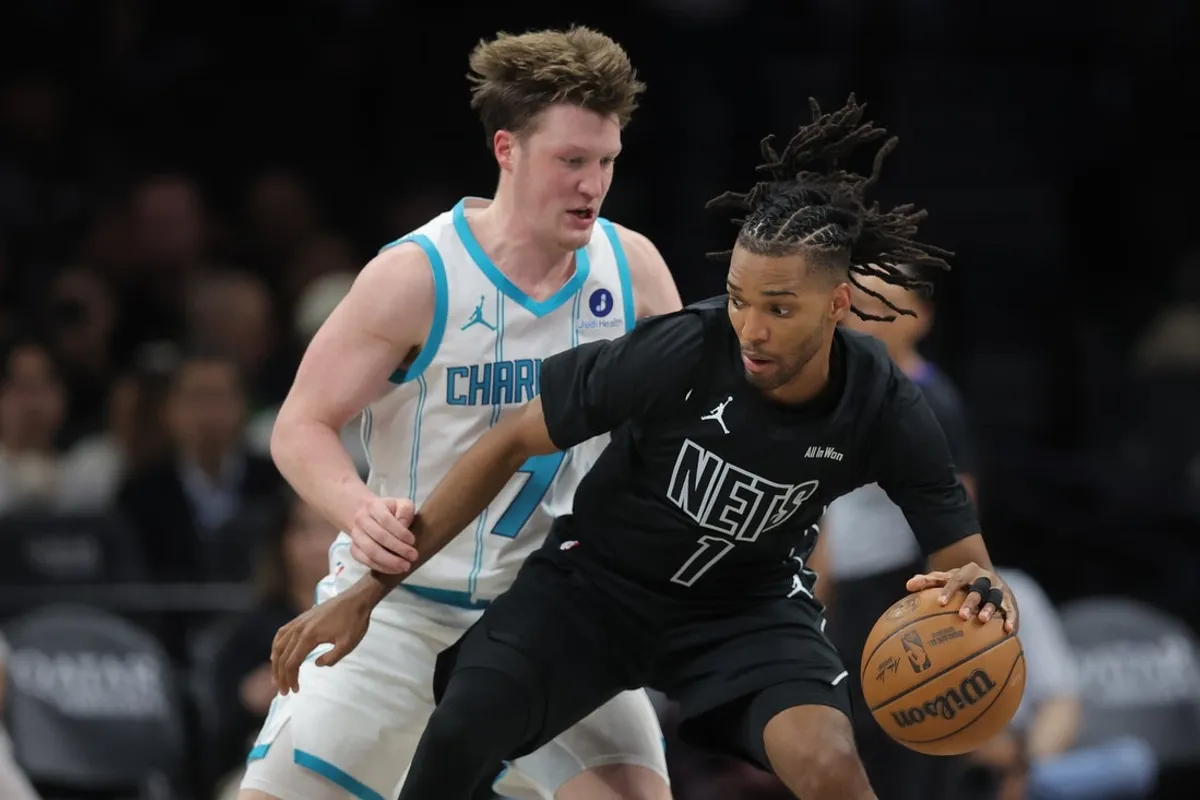 31. marca 2026; Brooklyn, New York, USA; Útočník Brooklyn Nets Ziaire Williams (1) kontroluje loptu proti brankárovi Charlotte Hornets Konovi Knueppelovi (7) počas tretej štvrtiny v Barclays Center. Povinný kredit: Brad Penner-Imagn Images