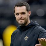 Derek Carr kráča po ihrisku v Caesars Superdome.