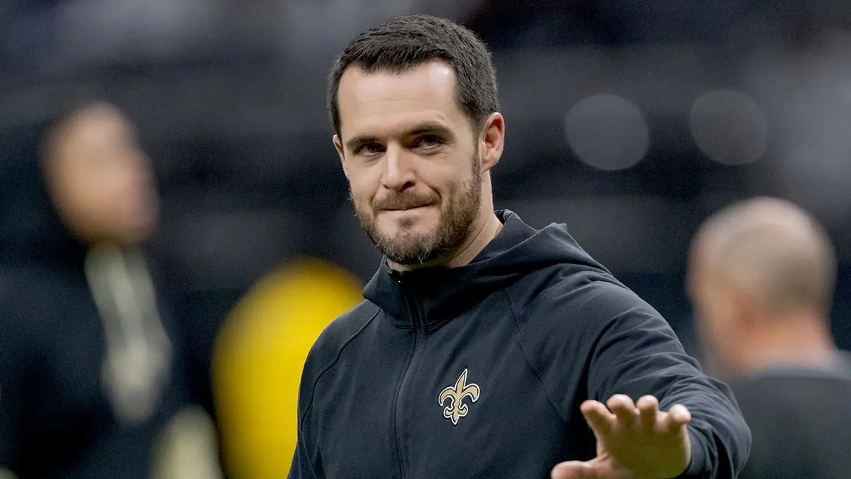 Derek Carr kráča po ihrisku v Caesars Superdome.