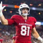 Travis Vokolek s číslom Cardinals 81 čelí Las Vegas Raiders počas prípravného zápasu NFL.