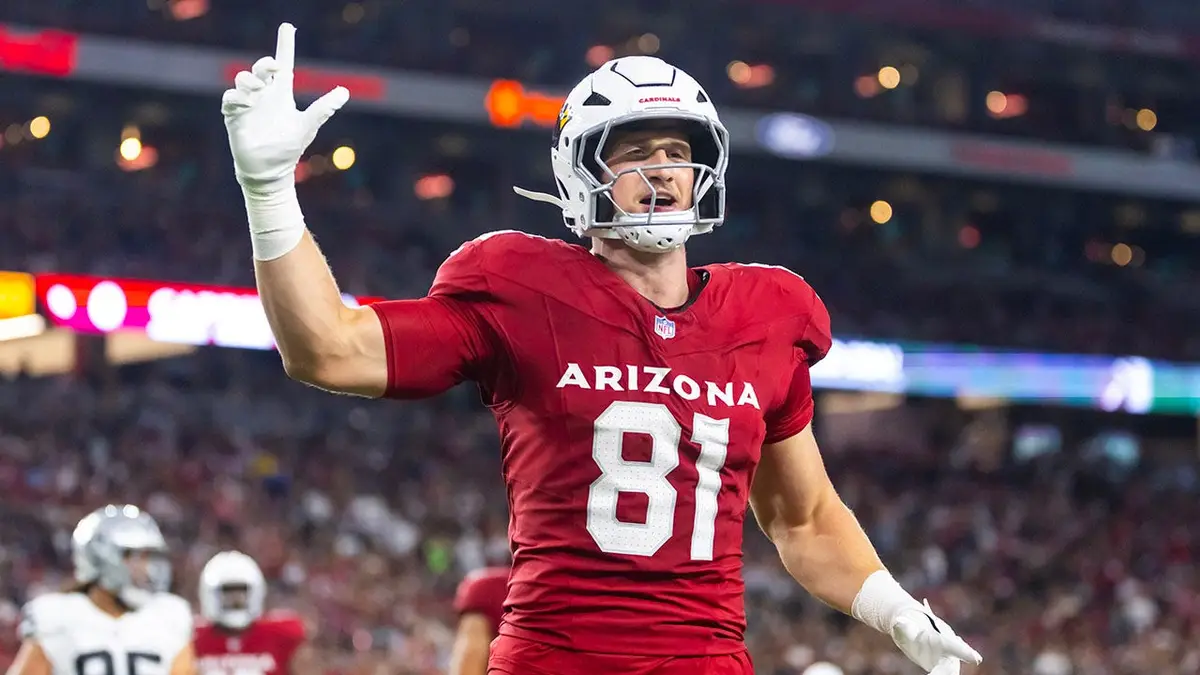 Travis Vokolek s číslom Cardinals 81 čelí Las Vegas Raiders počas prípravného zápasu NFL.