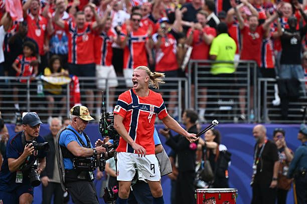 Erling Haaland oslavuje gól proti Brazílii