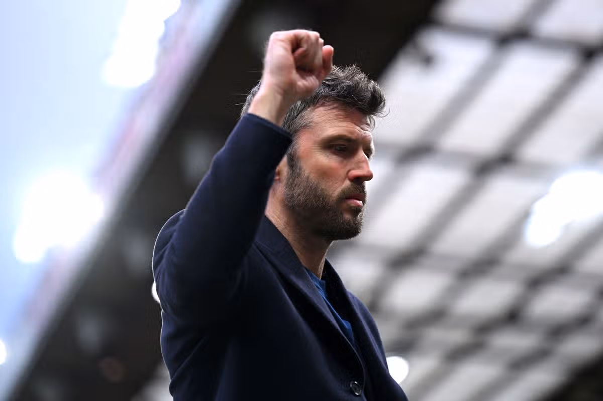 Michael Carrick, manažér Manchestru United, oslavuje víťazstvo tímu v zápase Premier League medzi Manchestrom United a Crystal Palace na Old Trafford.