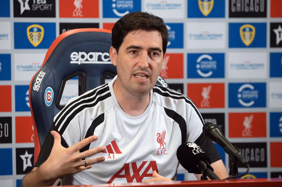 CHICAGO, ILLINOIS – 21. JÚLA: Hlavný tréner FC Liverpool Andoni Iraola hovorí počas tlačovej konferencie v Chicago Fire Endeavour Health Performance Center pred prípravným prípravným zápasom svojho tímu proti Leeds United v Chicagu, Illinois, Spojené štáty americké 21. júla 2026. (Foto: Jacek Boczarski/Anadolu) Image