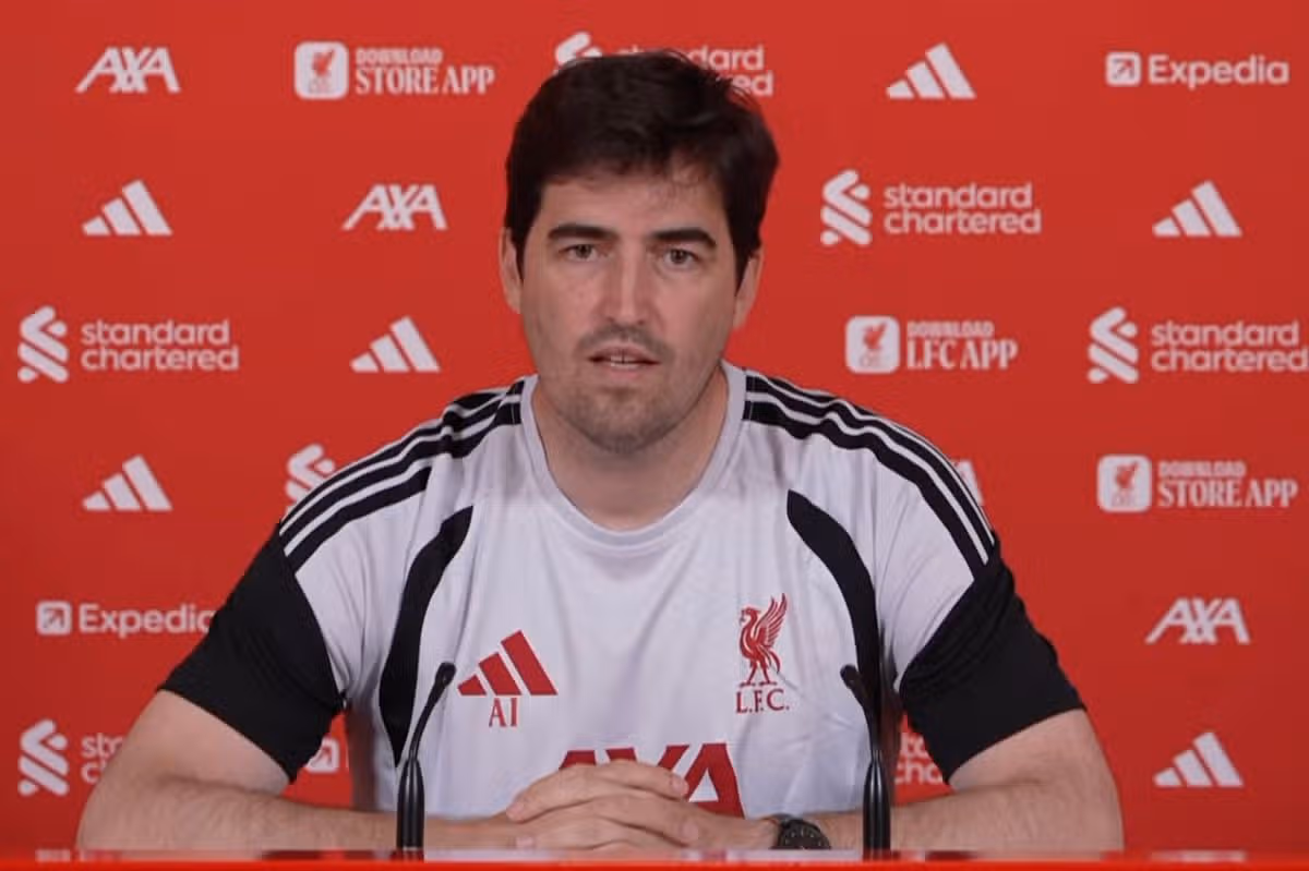 Andoni Iraola na tlačovej konferencii