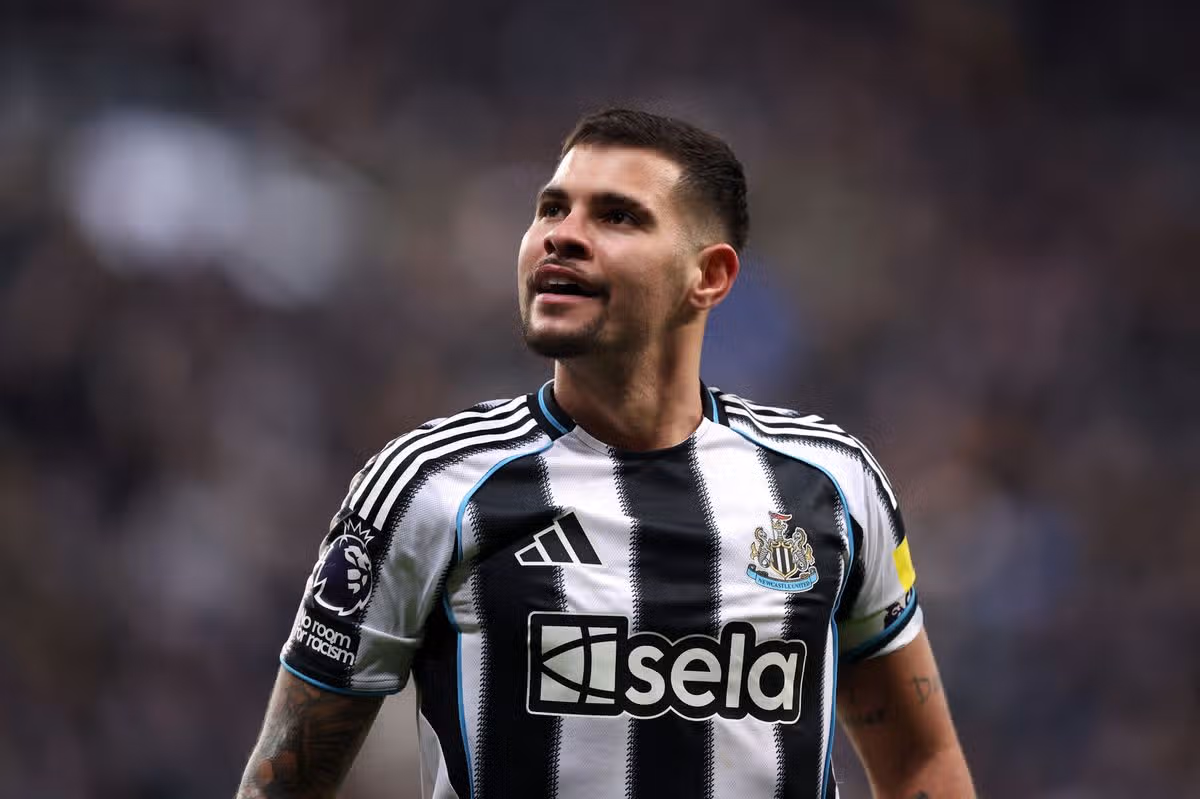 Bruno Guimaraes z Newcastlu United reaguje počas zápasu Premier League medzi Newcastle United a Leeds United v St James' Park