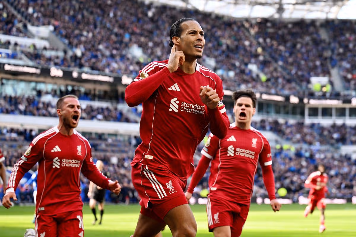 LIVERPOOL, ANGLICKO - 19. APRÍLA: (VYCHÁDZA SLNKO, VONKA SLNKO) Virgil van Dijk z Liverpoolu oslavuje strelenie druhého gólu svojho tímu počas zápasu Premier League medzi Evertonom a Liverpoolom na štadióne Hill Dickinson 19. apríla 2026 v Liverpoole v Anglicku. (Foto Liverpool FC/Liverpool FC cez Getty Images)