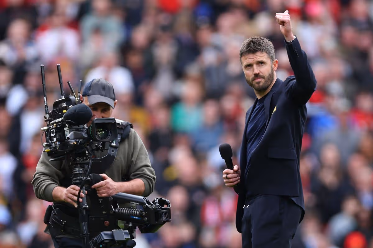 Hlavný tréner / manažér Manchestru United Michael Carrick sa počas zápasu Premier League medzi Manchestrom United a Nottingham Forest prihovára fanúšikom na plný úväzok