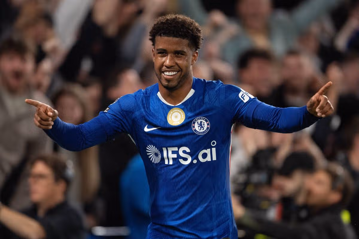 Andrey Santos z Chelsea oslavuje strelenie víťazného gólu počas zápasu Premier League medzi Chelsea a Tottenhamom Hotspur na Stamford Bridge.