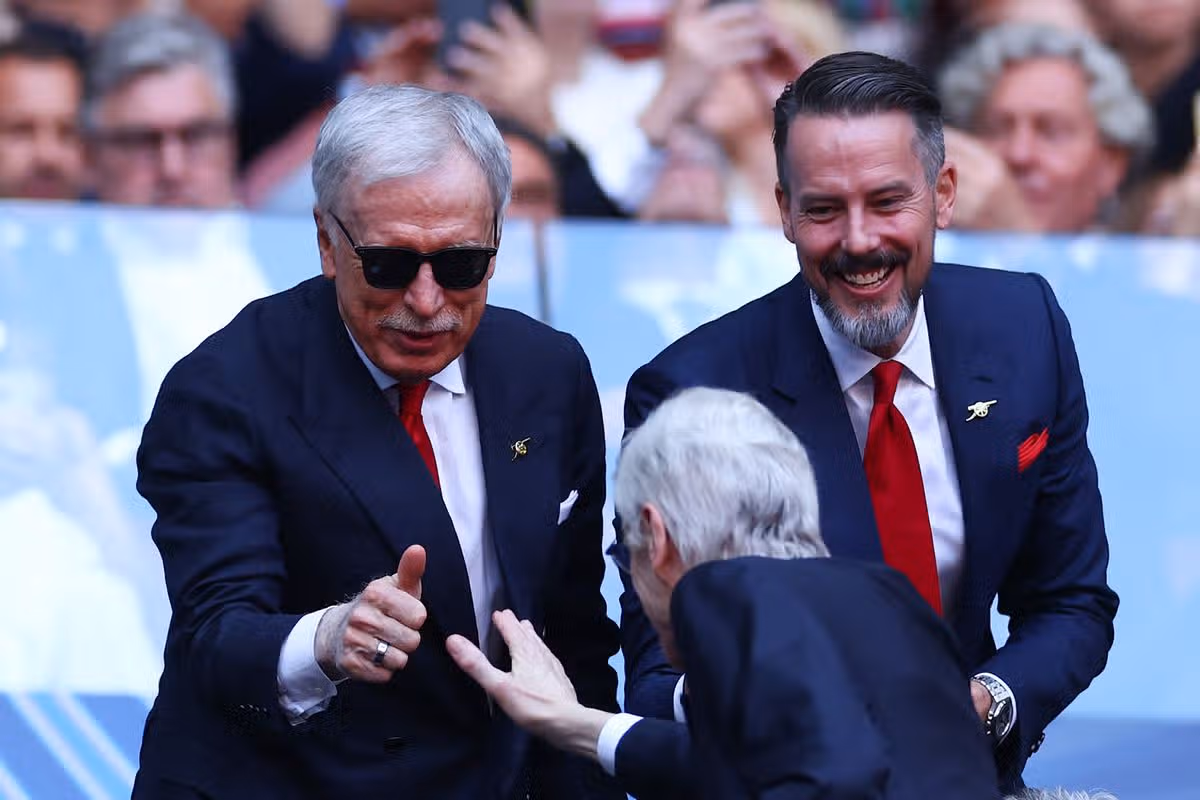 Majitelia Arsenalu Josh Kroenke a Stan Kroenke reagujú na Arsena Wengera počas zápasu finále Ligy majstrov UEFA 2026 medzi Parížom Saint-Germain a Arsenalom FC v Puskas Arene 30. mája 2026 v Budapešti v Maďarsku.