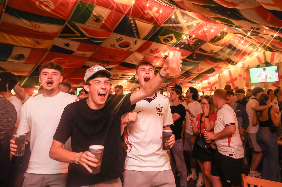 Fanúšikovia Anglicka jasajú po prvom góle svojho tímu pri sledovaní televízneho prenosu z futbalového zápasu L-skupiny majstrovstiev sveta 2026 medzi Anglickom a Panamou v krčme The Clock v Hebburne v severovýchodnom Anglicku neskoro 27. júna 2026. (Foto: SCOTT HEPPELL / AFP cez Getty Images)