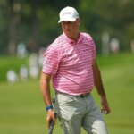 Stewart Cink prechádza cez ôsmy green počas prvého kola US Senior Open v Scioto Country Club v Columbuse 2. júla 2026.