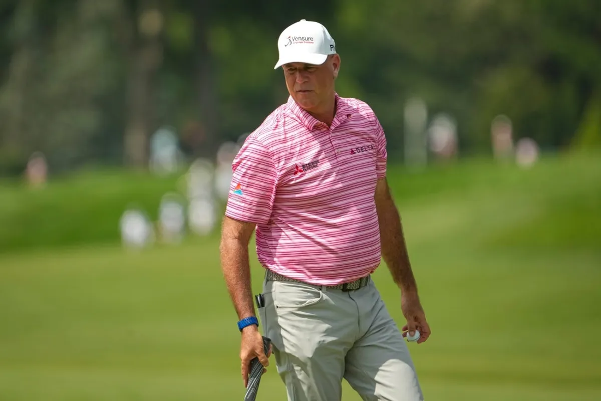 Stewart Cink prechádza cez ôsmy green počas prvého kola US Senior Open v Scioto Country Club v Columbuse 2. júla 2026.