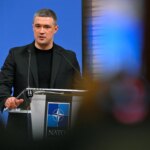 Stovky ľudí protestovali v Kyjeve proti Zelenskému odvolaniu ministra obrany | Správy o vojne medzi Ruskom a Ukrajinou