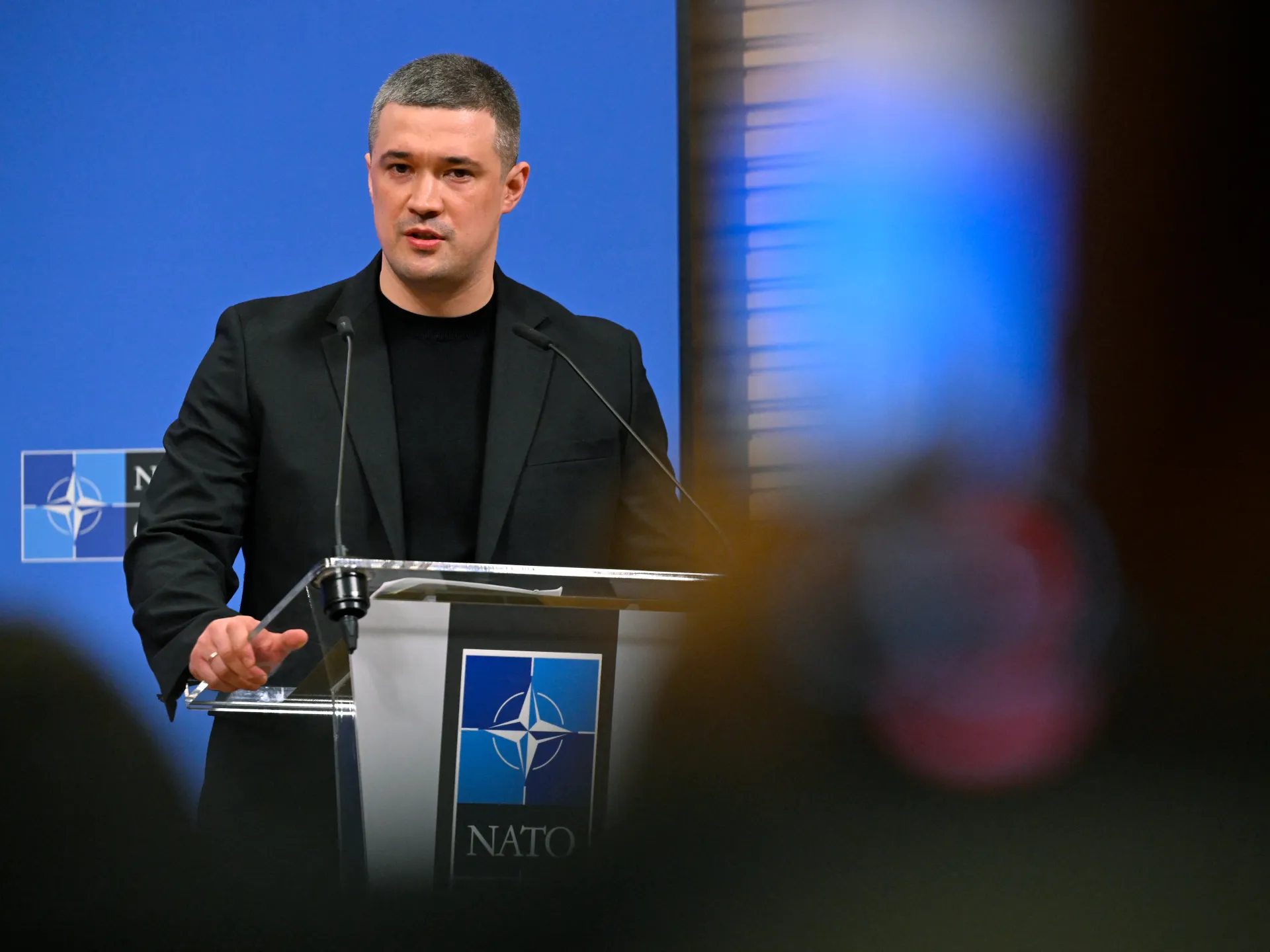 Stovky ľudí protestovali v Kyjeve proti Zelenskému odvolaniu ministra obrany | Správy o vojne medzi Ruskom a Ukrajinou