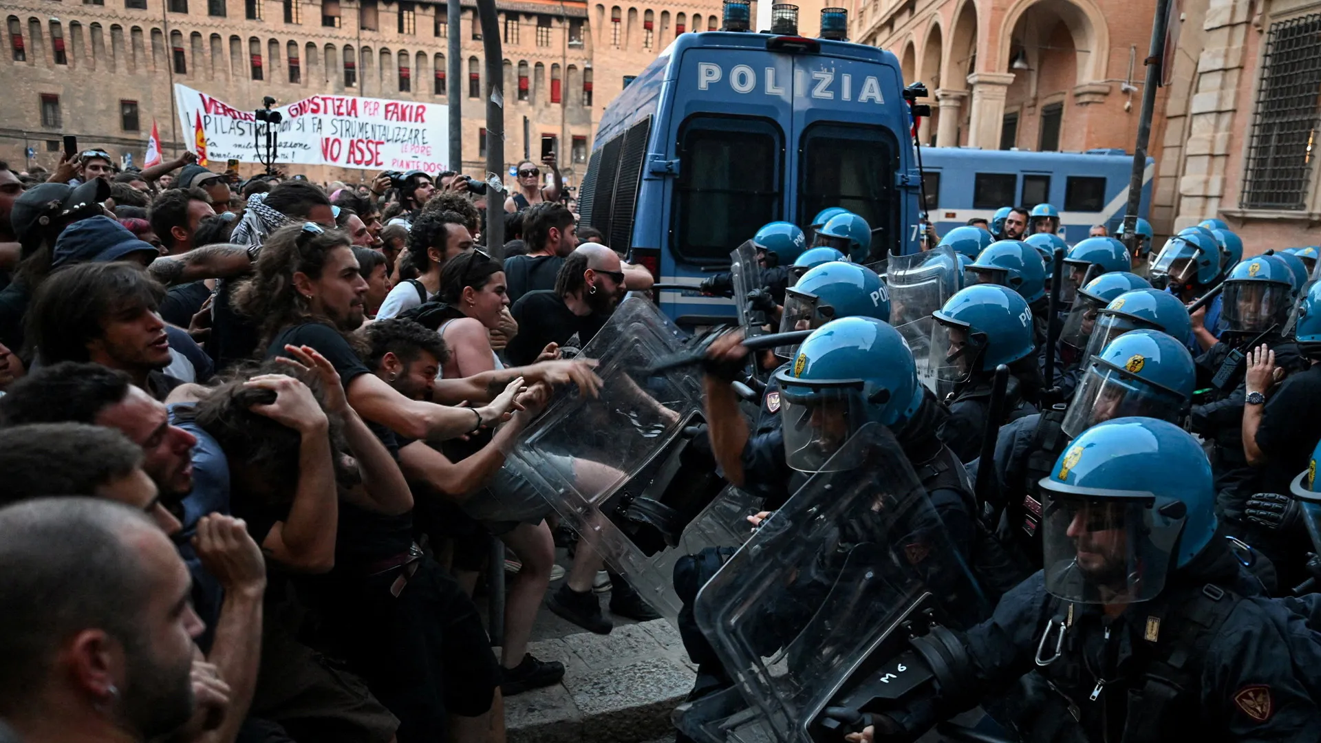 Strety medzi políciou a ľuďmi protestujúcimi v Taliansku zatýkajú smrť | Správy