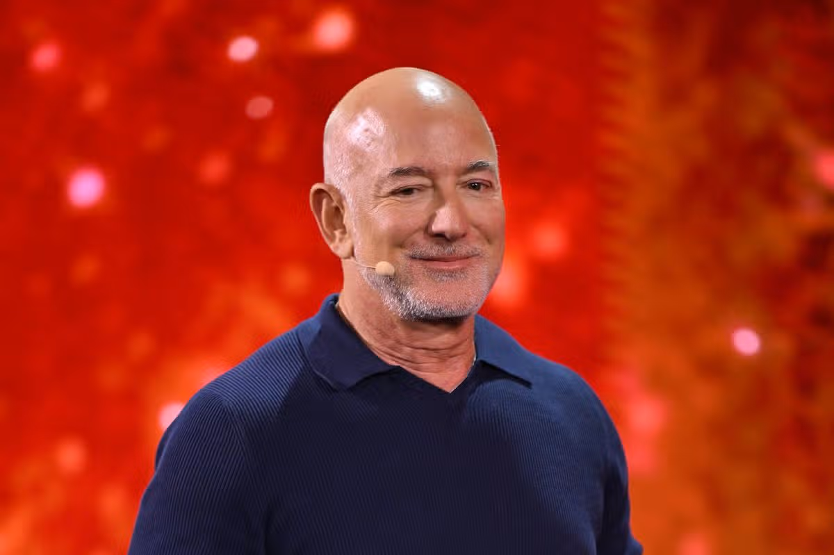 PARÍŽ, FRANCÚZSKO – 17. JÚNA: Americký podnikateľ Jeff Bezos sa 17. júna 2026 zúčastňuje 10. ročníka veľtrhu technologických startupov a inovácií VivaTech na výstavisku Porte de Versailles v Paríži vo Francúzsku. (Foto Mustafa Yalcin/Anadolu cez Getty Images)