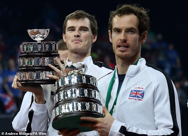 Jamie a Andy Murray oslavujú úspech Veľkej Británie v Davisovom pohári v roku 2015