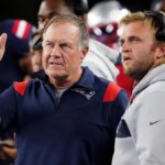 Bill Belichick sleduje reprízu so Stevom Belichickom počas zápasu vo Foxborough.