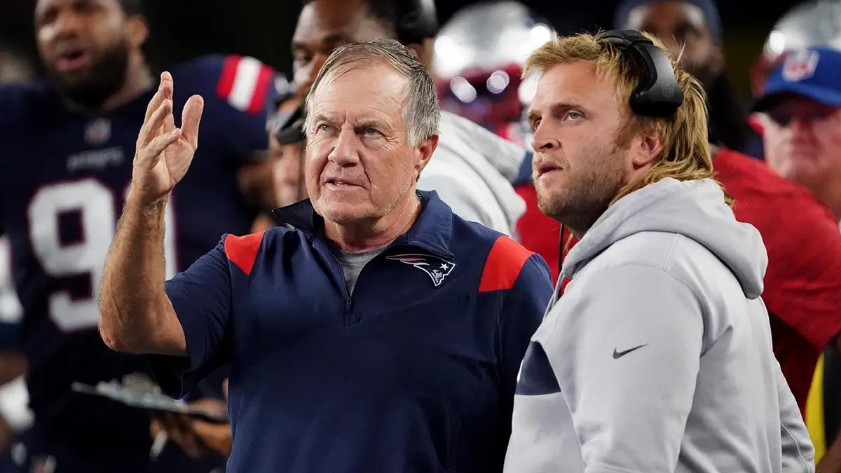 Bill Belichick sleduje reprízu so Stevom Belichickom počas zápasu vo Foxborough.