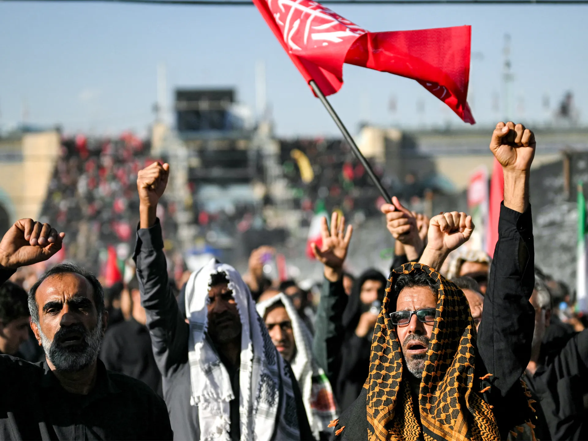 Synovia iránskeho vodcu Alího Chameneího sa zúčastňujú pohrebu, ale Mojtaba nie je prítomný | Americko-izraelská vojna proti Iran News