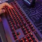Podsvietená klávesnica je súčasťou výbavy, ktorú streamer online videohier Jordan Woodruff používa vo svojom dome u Gilberta. Jordan Woodruff
