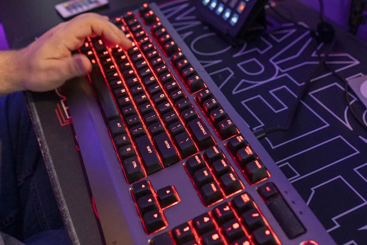 Podsvietená klávesnica je súčasťou výbavy, ktorú streamer online videohier Jordan Woodruff používa vo svojom dome u Gilberta. Jordan Woodruff