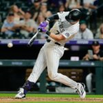 30. júna 2026; Denver, Colorado, USA; Prvý hráč tímu Colorado Rockies TJ Rumfield (7) dosiahol double v ôsmej smene proti Miami Marlins na Coors Field. Povinný kredit: Isaiah J. Downing-Imagn Images