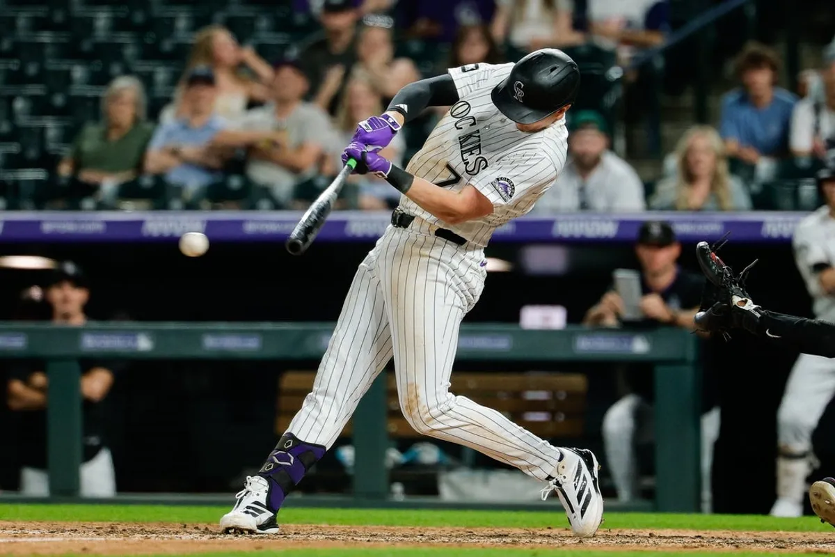30. júna 2026; Denver, Colorado, USA; Prvý hráč tímu Colorado Rockies TJ Rumfield (7) dosiahol double v ôsmej smene proti Miami Marlins na Coors Field. Povinný kredit: Isaiah J. Downing-Imagn Images