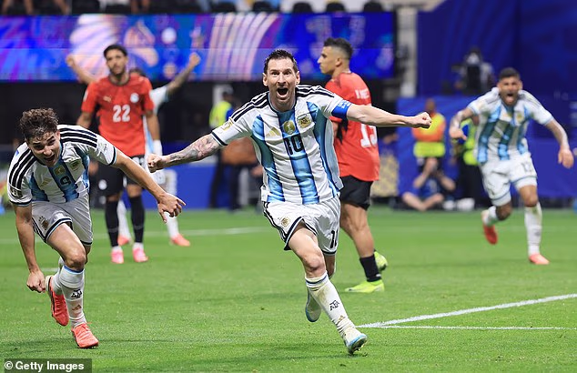 Lionel Messi strelil toto leto v USA osem gólov, čo je viac, ako sa mu podarilo na iných majstrovstvách sveta, a klepe na 40.