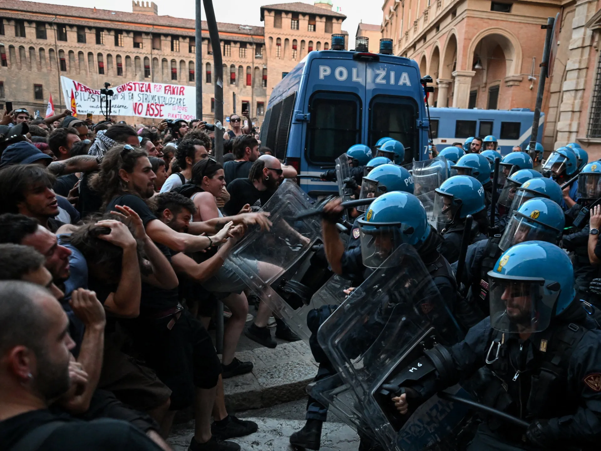 Taliansky Meloni kritizoval demonštrantov po zrážkach v Bologni | Policajné správy