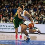 Dwight Ramos (s loptou) vie, aké ťažké to bude napredovať. —FIBA.COM