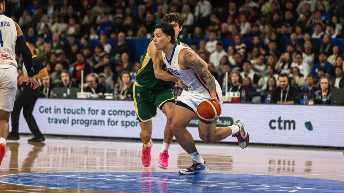 Dwight Ramos (s loptou) vie, aké ťažké to bude napredovať. —FIBA.COM
