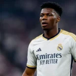 Aurelien Tchouameni v bielom drese Realu Madrid počas zápasu.
