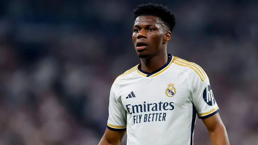 Aurelien Tchouameni v bielom drese Realu Madrid počas zápasu.