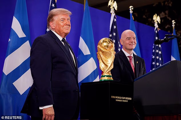 Donald Trump (vľavo) kritizoval „nezvyčajnú taktiku“ Thomasa Tuchela pri porážke Anglicka od Argentíny tento týždeň