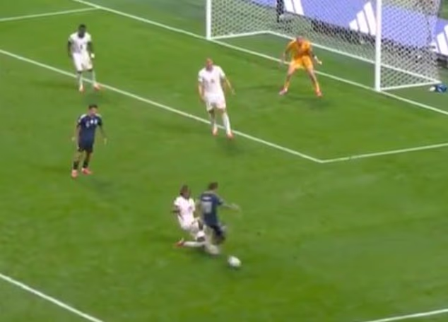 Mnohí fanúšikovia Anglicka majú pocit, že Lionel Messi (vpravo) fauloval Djeda Spencea pred víťazom z Argentíny