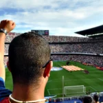Fandenie fanúšikov na preplnenom štadióne počas zápasu Barcelony.