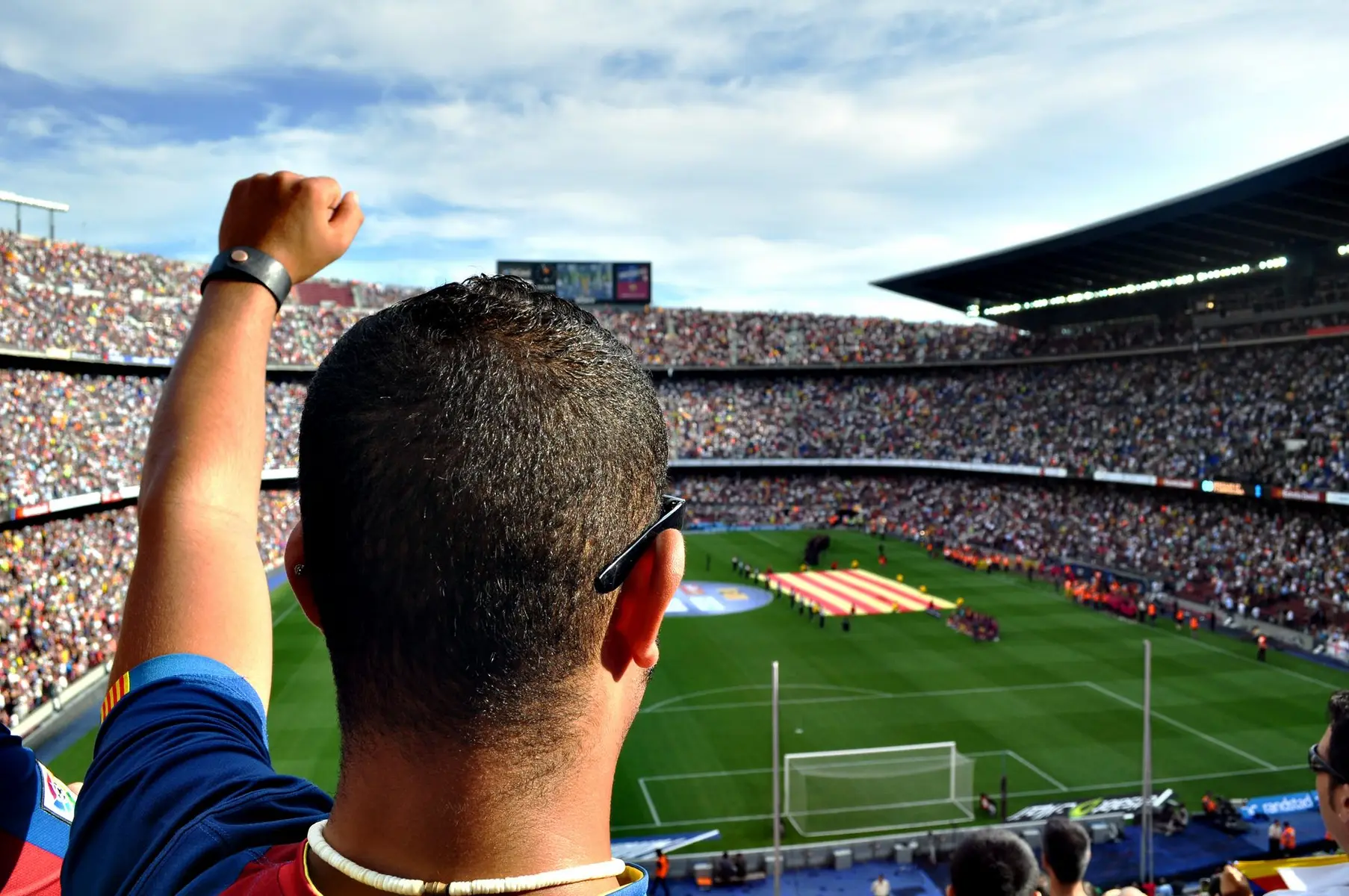 Fandenie fanúšikov na preplnenom štadióne počas zápasu Barcelony.